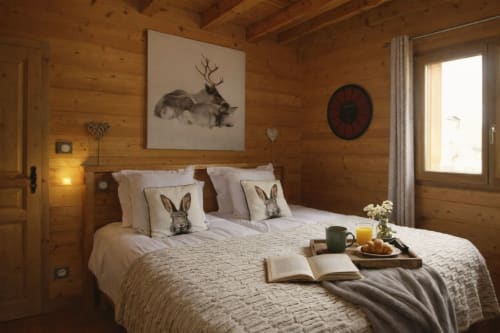 Chambre de chalet douillet avec art animalier, cheminée et vues sur les montagnes au Domaine des Fleurs, Gérardmer