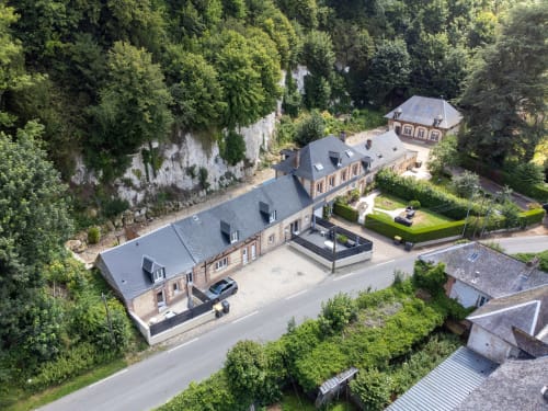 Vue aérienne de la propriété de luxe Les Gites De Flaubert à Morville le Héron, entourée de verdoyantes forêts