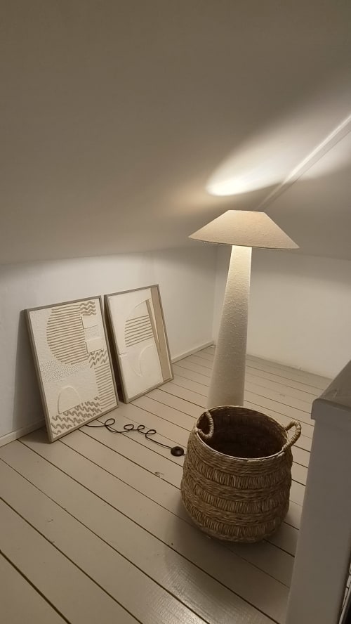 Intérieur minimaliste du bungalow aux Balcons d'Oyster Pond, Saint-Martin avec lampe moderne, panier tressé et œuvre d'art