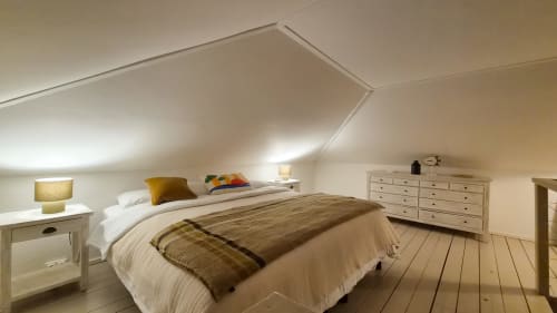 Spacieuse chambre mansardée aux Balcons D'Oyster Pond, Saint-Martin : lit queen, mobilier blanc et ambiance chaleureuse