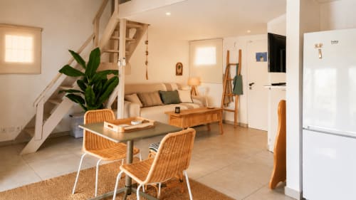 Intérieur de bungalow moderne aux Balcons d'Oyster Pond, Saint-Martin : salon, table à manger, canapé beige, bois