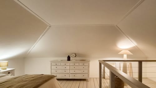 Chambre moderne au style loft du Bungalow 6 aux Balcons D'Oyster Pond, Saint-Martin avec plafonds en pente, parquets
