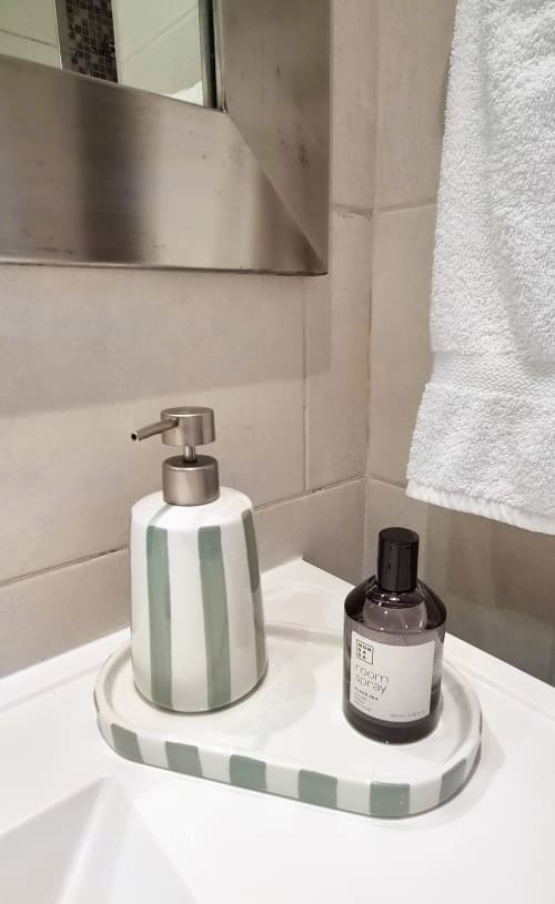 Comptoir de salle de bain du bungalow Les Balcons D'oyster Pond avec distributeur de savon et spray ambiant à Saint-Martin