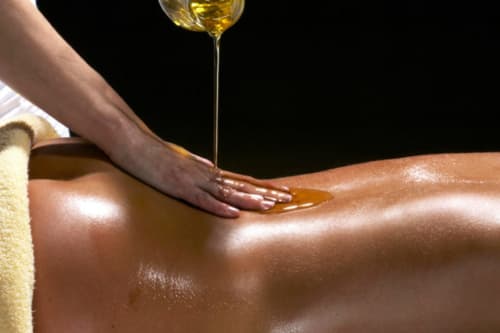 Spa-Massage mit warmem Öl im Luxusresort La Closerie Des Arts in Gabillou, Frankreich