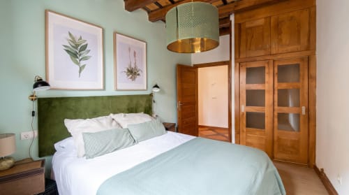 Habitación Cerezo en El Aserradero, La Alberca, con cabecero verde, armario de madera y vista al jardín