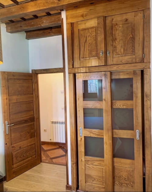 Armario de madera y puerta en apartamento Cerezo de El Aserradero, La Alberca, con muebles rústicos de pino y estilo tradicional