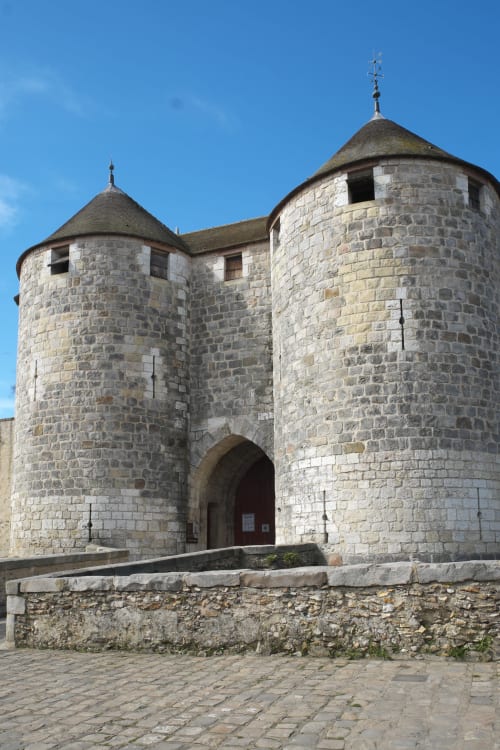Tour de garde en pierre historique à l'entrée d'Espaces Gîtes, chambre d'hôtes à Saint-Escobille, France