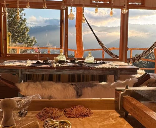 Retiro de montaña Sento SanMa con interiores de madera, lámparas colgantes y vistas espectaculares del valle desde San Mateo Río