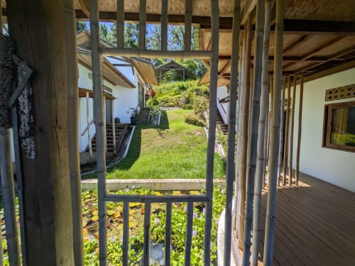 Véranda en bois de Fare Tihi Moana à Tumaraa, porte ouverte sur un jardin verdoyant et vue sur la mer