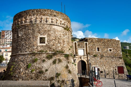 Torre fortificata in pietra storica a Tropea, Italia con architettura medievale e vista costiera vicino all'hotel Totonno's Rooms