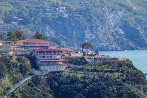 L'hotel Totonno's Rooms arroccato su scogliere con vista sulle acque turchesi del Mediterraneo a Tropea, Italia