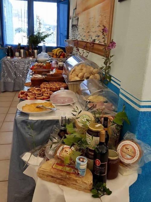 Buffet colazione Resort Baia Cea con pasticcini, pane, vino e specialità locali a Bari Sardo