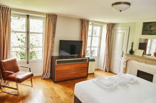 Dormitorio elegante en Villa Raspail B&B en Ivry-sur-Seine con vistas al jardín, televisor de pantalla plana, chimenea y comodidades modernas