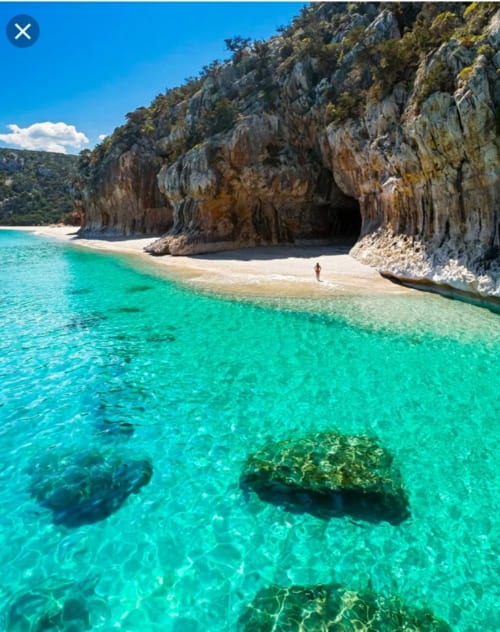 Baia turchese con scogliere imponenti a Resort Baia Cea, Bari Sardo, Italia