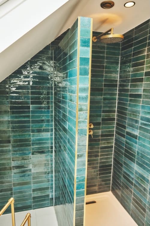 Baño moderno con azulejos tipo metro verde azulado y grifería de latón en Château Chambre 6 de Villa Raspail, Ivry-sur-Seine