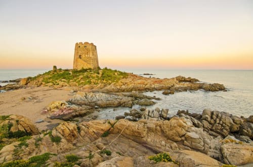 Torre antica sulla costa rocciosa al tramonto, Bari Sardo Sardegna