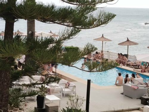 Club de playa Casa Marina Suites en Benissa con piscina, tumbonas, sombrillas y vistas al mar