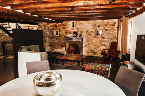 Apartamento rústico de piedra en Villa Raspail con chimenea, vigas de madera, comedor y muebles modernos
