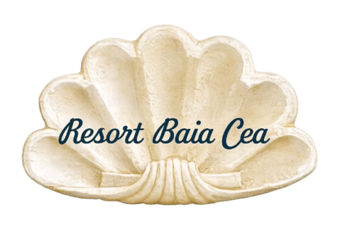 Logo Resort Baia Cea con design di conchiglia color crema a Bari Sardo, Sardegna