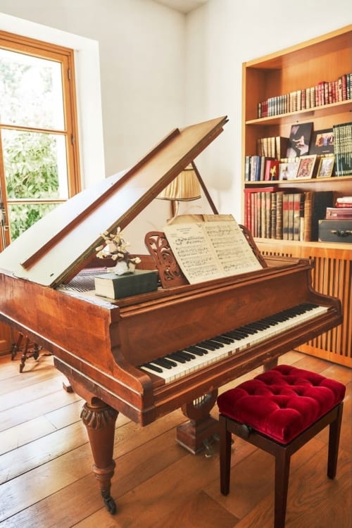 Grand piano avec partitions dans l'élégante salle de musique de la Villa Raspail, Ivry-sur-Seine