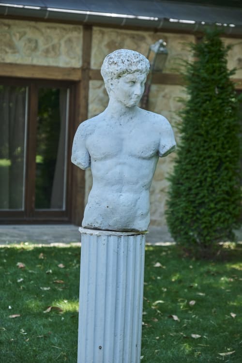 Buste en pierre blanche classique sur colonne cannelée à la maison d'hôtes Villa Raspail à Ivry-sur-Seine