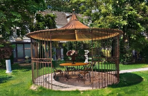 Élégant gazebo avec espace repas aménagé dans le jardin de Villa Raspail à Ivry-sur-Seine