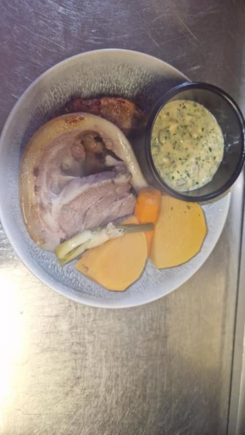Magret de canard tranché avec sauce aux herbes et pommes de terre rôties au restaurant de l'hôtel Le Perroquet Bleu