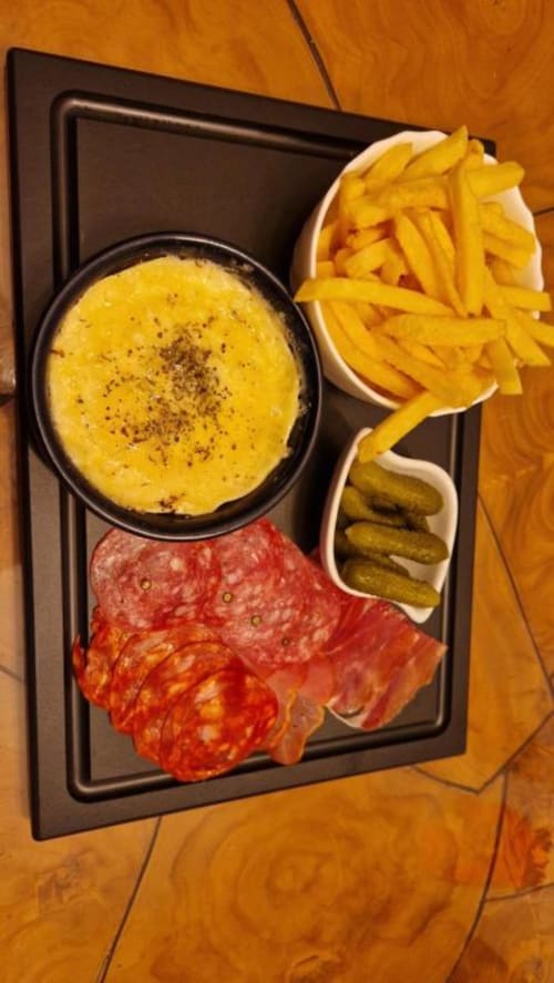 Plateau de charcuterie de l'hôtel Le Perroquet Bleu avec houmous, frites, charcuteries et cornichons