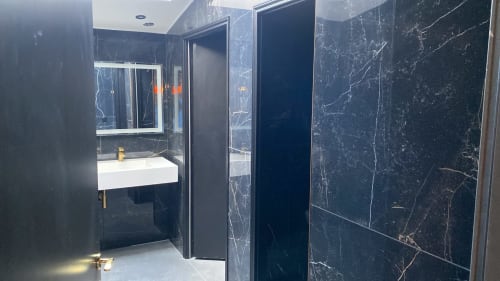 Banheiro moderno com mármore escuro e pia branca na Villa Raspail, hotel boutique em Ivry-sur-Seine, França