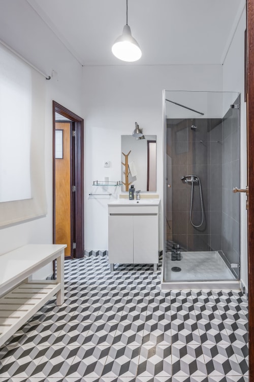 Casa de banho moderna em A Lodge in Blue, Aveiro com azulejos geométricos, duche aberto e iluminação pendente