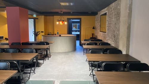Salle de réception moderne à la Villa Raspail avec tables de salle à manger, bar et piste de danse à Ivry-sur-Seine