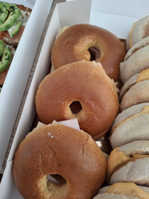 Assortiment de bagels et pains dans une boîte blanche, petit-déjeuner à l'hôtel Suite L'Olive Sacrée, Cabannes, France