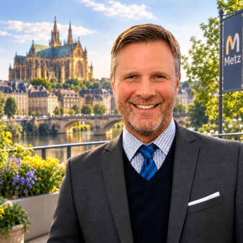 Directeur de propriété à l'hôtel Mattbnb Metz, avec la cathédrale et la rivière en arrière-plan