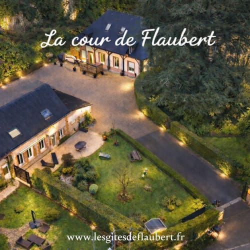 Le gîte La Cour de Flaubert à Morville le Héron, vue aérienne nocturne avec jardins et bâtiments illuminés