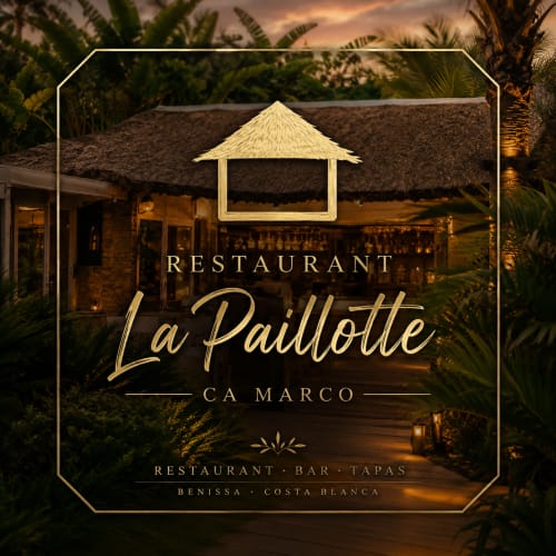 Entrada del restaurante La Paillotte en Casa Marco, Benissa Costa Blanca, con techo de paja tropical e iluminación dorada