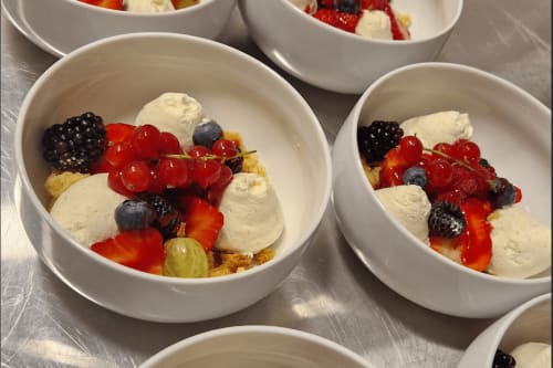 Bols gourmet au petit-déjeuner avec glace vanille, fruits rouges et gâteau au Paradis de Lucile B&B, La Roche Guyon