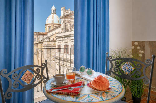 Colazione colorata con vista sulla cattedrale di Caltagirone da I colori della Sicilia B&B in Sicilia