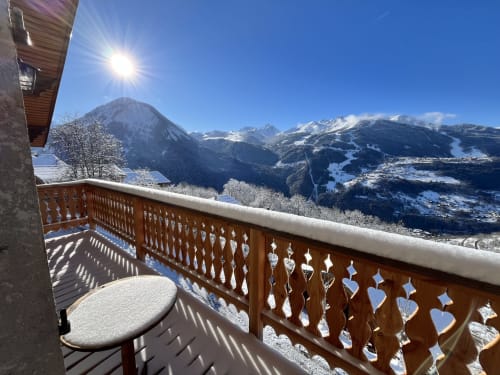 Balcon alpin enneigé avec vue sur les montagnes du Chalet école des Cîmes, Bozel France