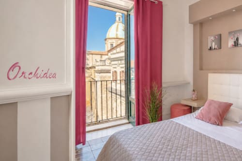 Stanza Orchidea presso I colori della Sicilia a Caltagirone con vista balcone sulla cupola della cattedrale