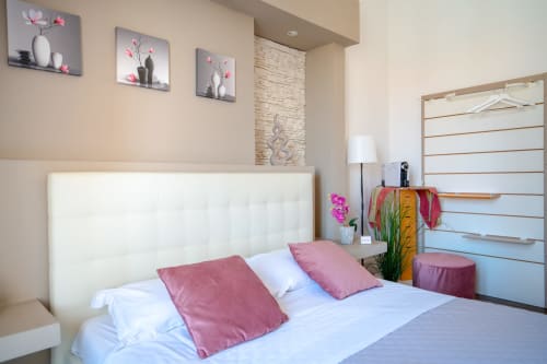 Orchidea room at I colori della Sicilia B&B in Caltagirone with white bed, pink pillows, and modern décor