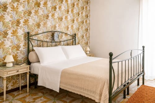 Camera elegante dell'appartamento Il Campanile presso I colori della Sicilia B&B, Caltagirone, con carta da parati vintage, letto in ferro, bianco