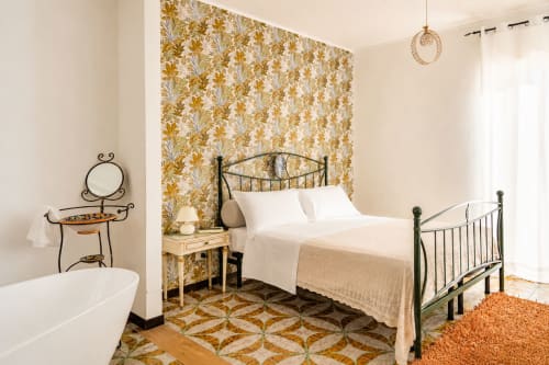 Camera elegante a I colori della Sicilia a Caltagirone con carta da parati floreale, letto in ferro battuto e arredi vintage