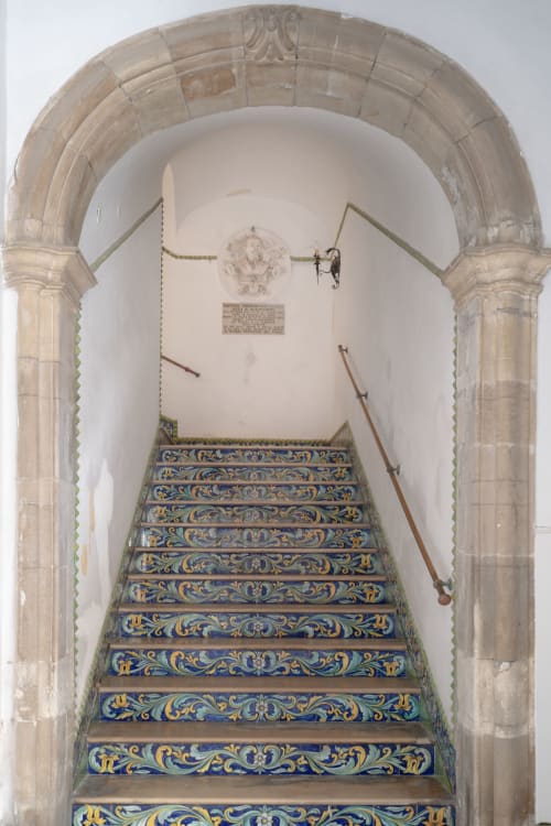 Scalinata ad arco ornamentale con maioliche azzurre e dorate a Caltagirone, Sicilia presso I colori della Sicilia