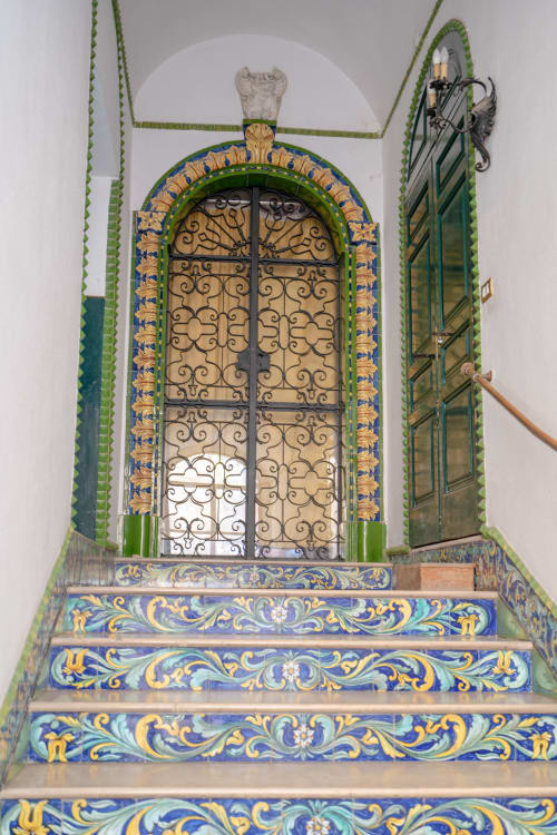 Portale arcato ornato con decorazioni maiolicare e ferro battuto a Il Campanile a Caltagirone, Sicilia