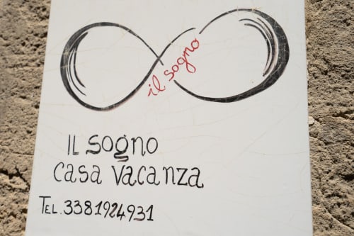 Handwritten sign for Il sogno apartment at I colori della Sicilia B&B in Caltagirone, Sicily