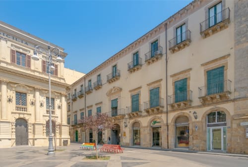 Piazza storica di Caltagirone con architettura siciliana tradizionale e barriere colorate, I colori della Sicilia