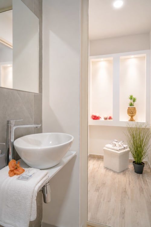 Modern bathroom in Perla room at I colori della Sicilia B&B in Caltagirone, Sicily, featuring white vessel sink and spa-like