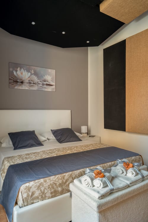 Modern bedroom in Perla room at I colori della Sicilia B&B, Caltagirone, with queen bed, white headboard, dark ceiling, and