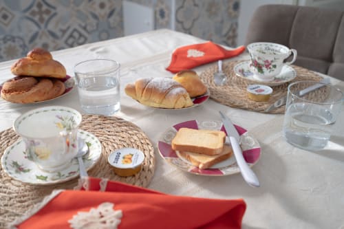 Colazione siciliana presso I colori della Sicilia B&B a Caltagirone con pasticceria, toast e stoviglie floreali vintage
