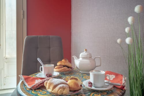 Colazione siciliana all'I colori della Sicilia B&B di Caltagirone con dolci, caffè e teiera bianca